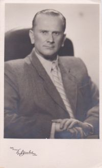1956m.jpg